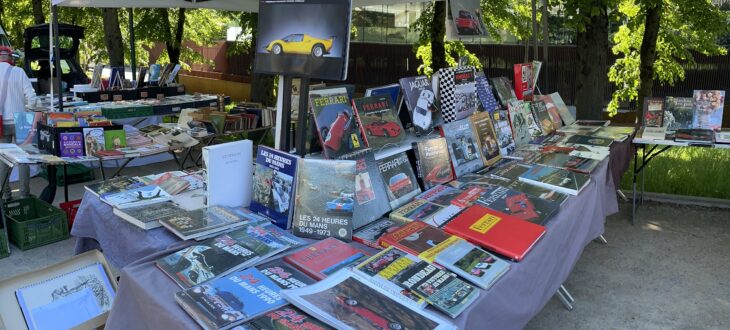 l'étal de marché de vieux papiers livres et gravures